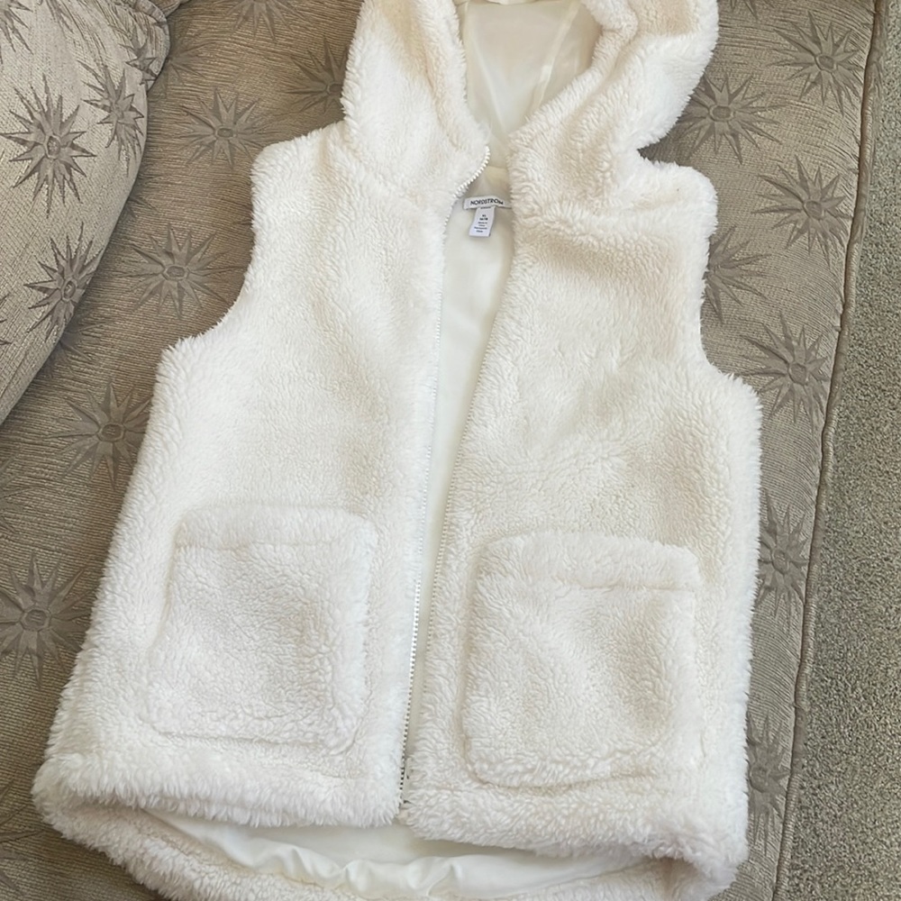 Nordstrom girls Sherpa Vest Size 14